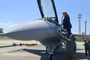 Иран предупреди България да не приема US бойни самолети