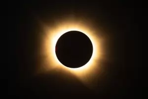 Пълно слънчево затъмнение премина над Европа (галерия)