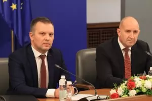 Правителството твърди, че джуджетата
се прегрупират