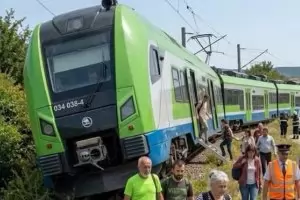 Влак дерайлира край Горна баня заради жегата