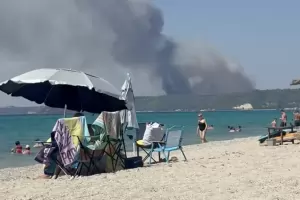 Пожарите достигнаха и плажовете на Хърватия