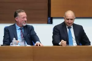 Правителството взе антинаграда за закриването на комисията по досиетата