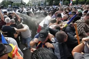 Десетки са ранени и арестувани след тежки сблъсъци в центъра на Букурещ