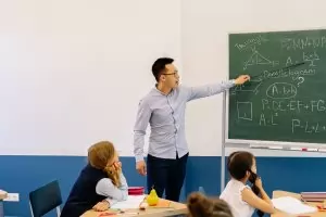 8 държави блеснаха на фона на всеобщия срив в PISA 2025