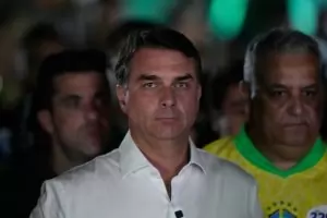 Флавио Болсонару избяга от Бразилия