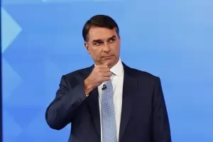 Флавио Болсонару отрича да е бягал от Бразилия