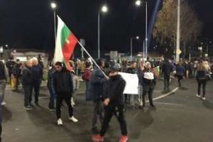  Десетки перничани излязоха тази вечер на пореден протест заради безводието