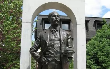 Паметникът на Добри Войников в Шумен.