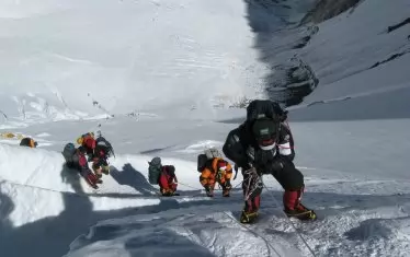 Какво се случва с тялото при изкачване на Еверест