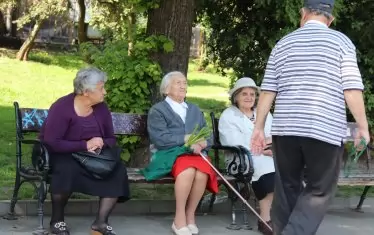 Делът на бедните пенсионери намалява, но остава висок в много области