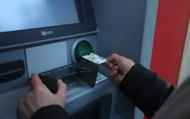 Само две банки предлагат безплатни тегления от банкомат
