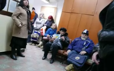 Понеже телкаджиите са презряно съсловие между лекарите, в болниците техните кабинети най-често са завряни в разни глухи и тесни коридори. Обикновено няма къде да се седне. И когато отпред се наредят двайсетина души, кой от кой по-болен, понеже ги викат в един час, картината е сюрреалистична.