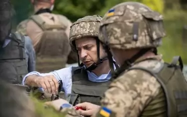 Зеленски отиде при украинските войници в Донбас
