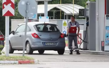 От целия ЕС шофьорите зареждат най-изгодно бензин в България