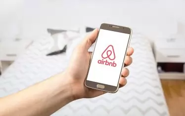 Airbnb вече показва при резервация крайната цена с таксите 