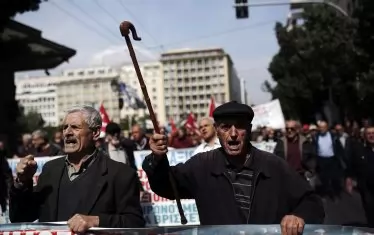 Гърци осъдиха държавата
             за незаконно орязани пенсии