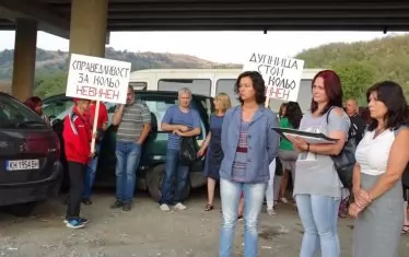 Работниците от горялото депо в Дупница протестират в подкрепа на работодателя си