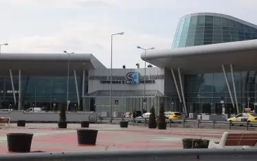 Поскъпването на самолетните билети за и от София временно се отлага