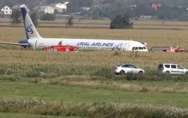 Руски самолет кацна аварийно в царевична нива (видео)