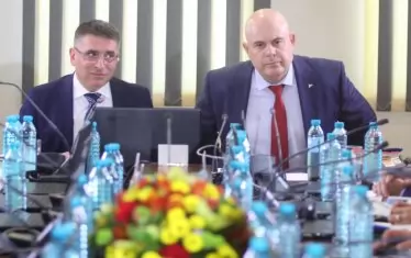 ВСС няма търпение да прегласува 
         безалтернативния кандидат Гешев