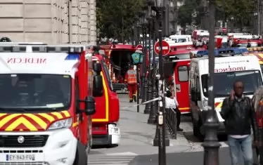 Мъж наръга с нож 4-ма полицаи в Париж