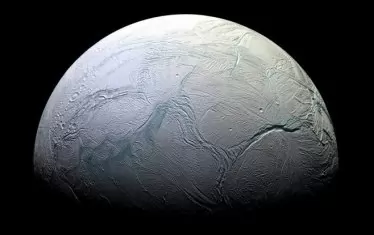Учени са открили признаци на живот на сатурновата луна Енцелад