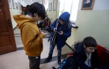 Забраната на мобилните телефони в клас се отлага за януари