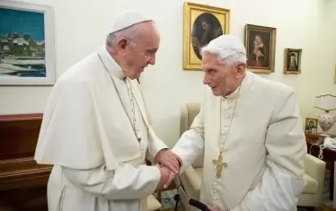 Бенедикт критикува папа Франциск относно безбрачието    