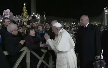 Папата се принуди да се отскубва от жена с пляскане по ръката
