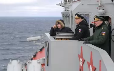 Путин наблюдава лично учение и ракетни стрелби в Черно море 