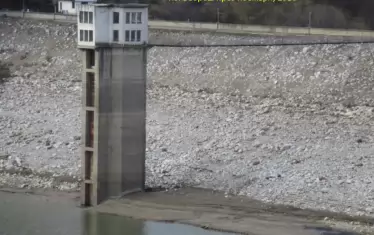 "През 2016 г. Ботевгард остана за кратко без вода. Защо е допуснато на такъв фон увеличаване на правото за водоползване на ВЕЦ "Бебреш" с още 2 метра?", пита "Балканка". Както "Сега" писа, ВЕЦ "Бебреш" е успял да сключи  през 2018 г. и допълнително споразумение с "ВиК Бебреш" и "Напоителни системи", които му дават право да взема вода от още по-ниски нива, но ВЕЦ-ът се е възползвал от споразумението само на два пъти тази година, за извършване на профилактика. По данни на сдружението 76% от всички ВЕЦ-ове у нас са в НАТУРА 2000, а 68% от тях са с установени тежки нарушения на българското законодателство. Само 2 нови ВЕЦ-а са с учредено право на строеж от МС, както изисква Законът за енергетиката.