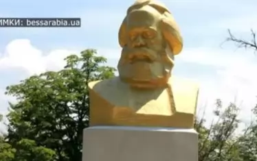 Украйна декомунизира, като паметник на Маркс става бюст на Ботев