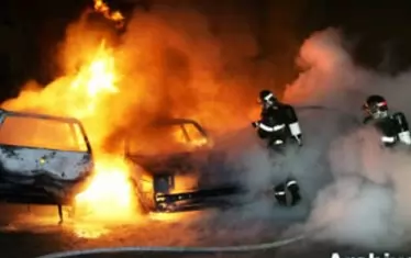 Франция би рекордите си по празнично запалени автомобили