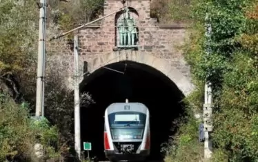 Спират за 6 месеца влаковете по подбалканската жп линия
