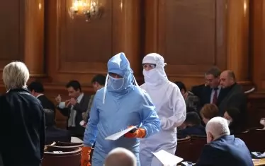 Депутатите разиграха истински цирк в парламента по време на гласуването на извънредния закон.