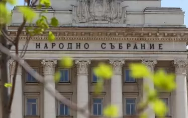 Бивши депутати съдят държавата заради съветския герб на Партийния дом