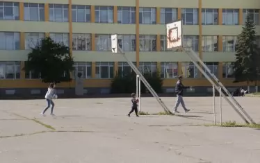 Деца се бият и стрелят в училищен двор