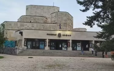 Няма да има безумен ламинат по фасадата на театър "София" 