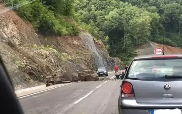 Срутище блокира току-що завършеното околовръстно шосе на Габрово