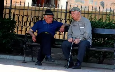 След като години наред ощетява пенсионерите, сега правителството очаква благодарност за мизерните добавки към пенсиите им.