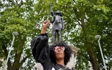 Статуя на черна активистка замени обезглавен роботърговец на Острова