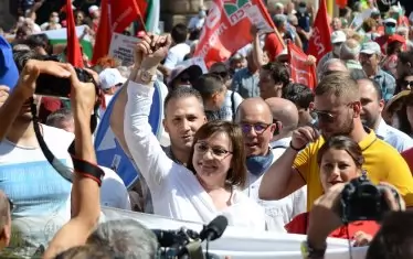Нова фракция в БСП засилва натиска към Нинова