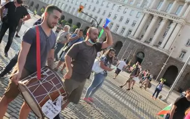 Хиляди българи протестират и днес с искане за оставки (ВИДЕО И СНИМКИ)