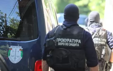 Не става ясно защо в акцията участват служители на Бюрото за защита на свидетели към главния прокурор
