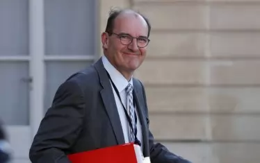Новият премиер на Франция е 
шефът на администрацията на Макрон
