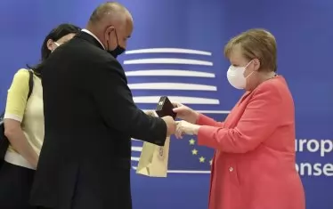 Барба Ганьос дарува канцлерката за рождения й ден с мускал розово масло.