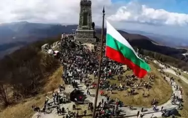 Ритуалът на Шипка пак е отменен, 
но Радев и Караянчева ще са там