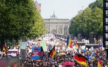 Хилядни протести срещу корона-мерките в Берлин и Лондон