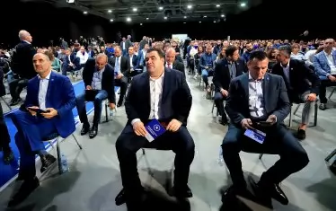 Неотлъчно до новия лидер бяха бизнесмените братя Вълневи.