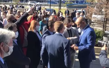 Служители на "Лев Инс" пресрещнаха Цветанов и настояха да се съгласи на проверка, която да разкрие истината за имотите му.